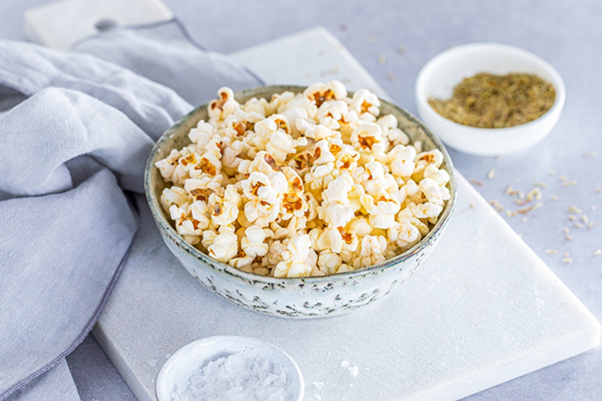 Popcorn met zout en rozemarijn