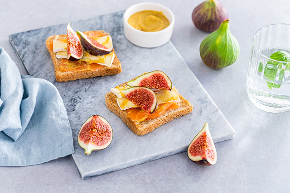 Tosti met zalm, camembert en vijgen