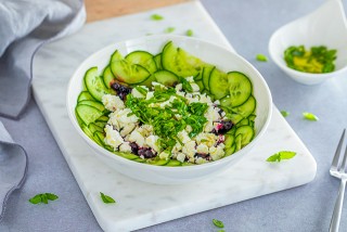 Komkommersalade met bosbessen en fetakaas
