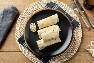 Tortilla con prosciutto e cetriolo salato