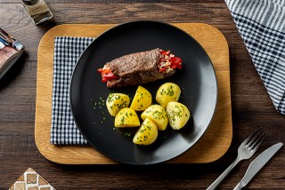 Rundvlees rollade gevuld met paprika