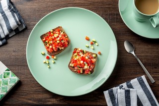 Tostadas con tomate, pimiento y calabacín