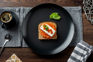 Emparedado con pasta de pimiento y queso blanco