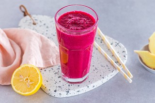 Smoothie van rode biet en ananas