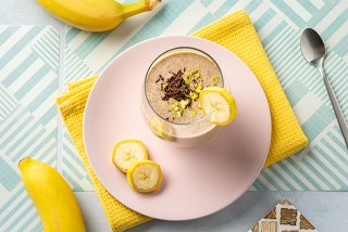 Cóctel de plátano y nueces con chocolate