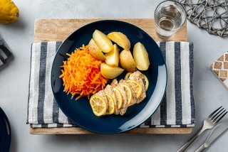 Pollo asado con limón, patatas y zanahoria
