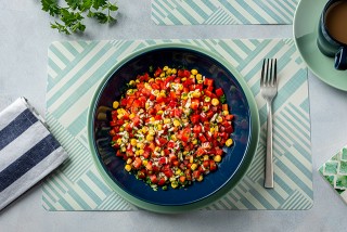 Ensalada de arroz con pimiento, maíz y hierbas