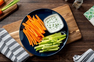 Bastoncitos de zanahoria y pepino con salsa de yogur y eneldo