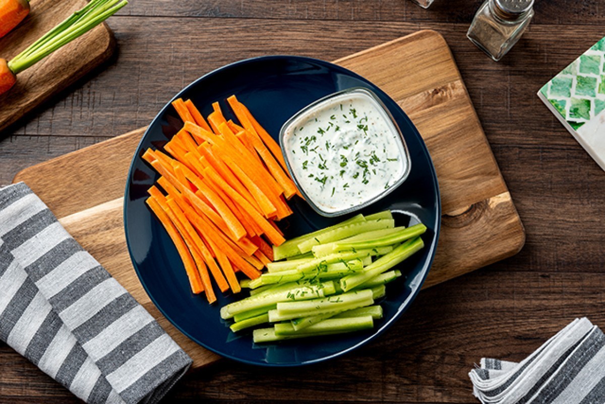 Bastoncitos de zanahoria y pepino con salsa de yogur y eneldo