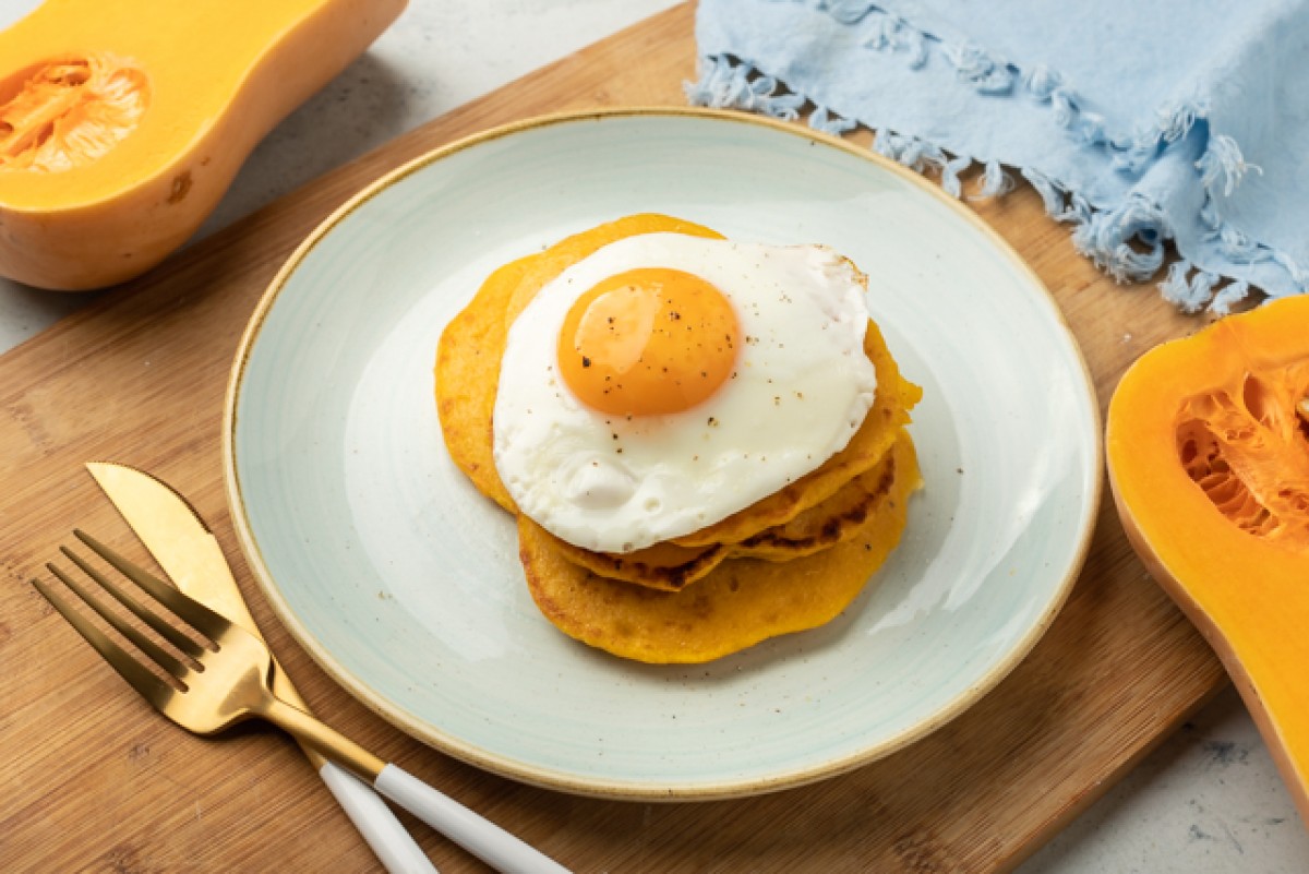 Pfannkuchen aus gebackenem Kürbis mit Spiegelei