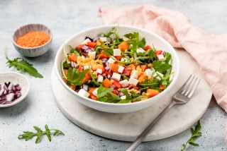 Warmer Salat mit Linsen, Süßkartoffeln und Feta