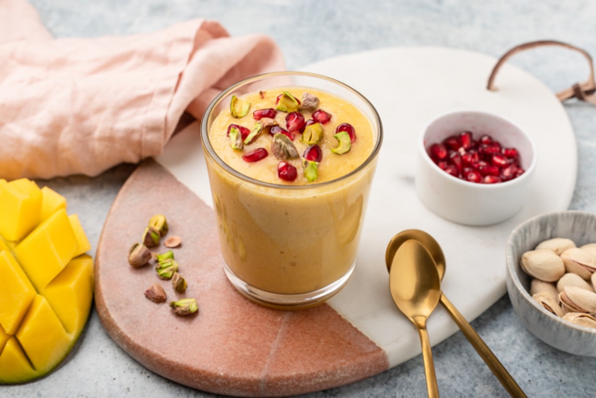 Mango-Bananen-Mousse mit Pistazien und Granatapfel