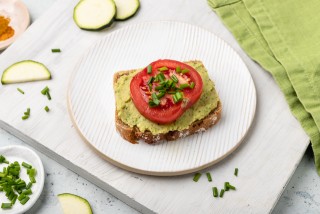 Zucchinipaste-Sandwiches mit Curry und Tomate