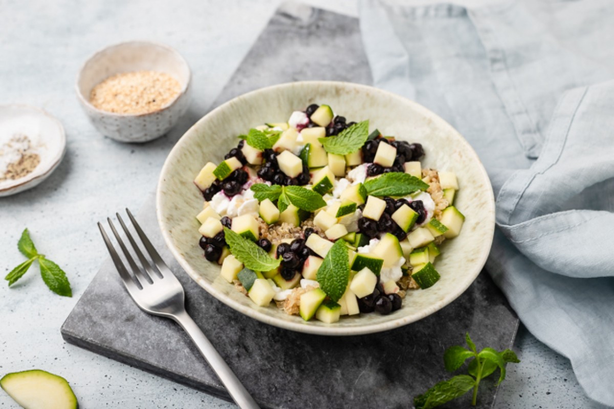 Insalata di quinoa con mirtilli, ricotta e zucchine