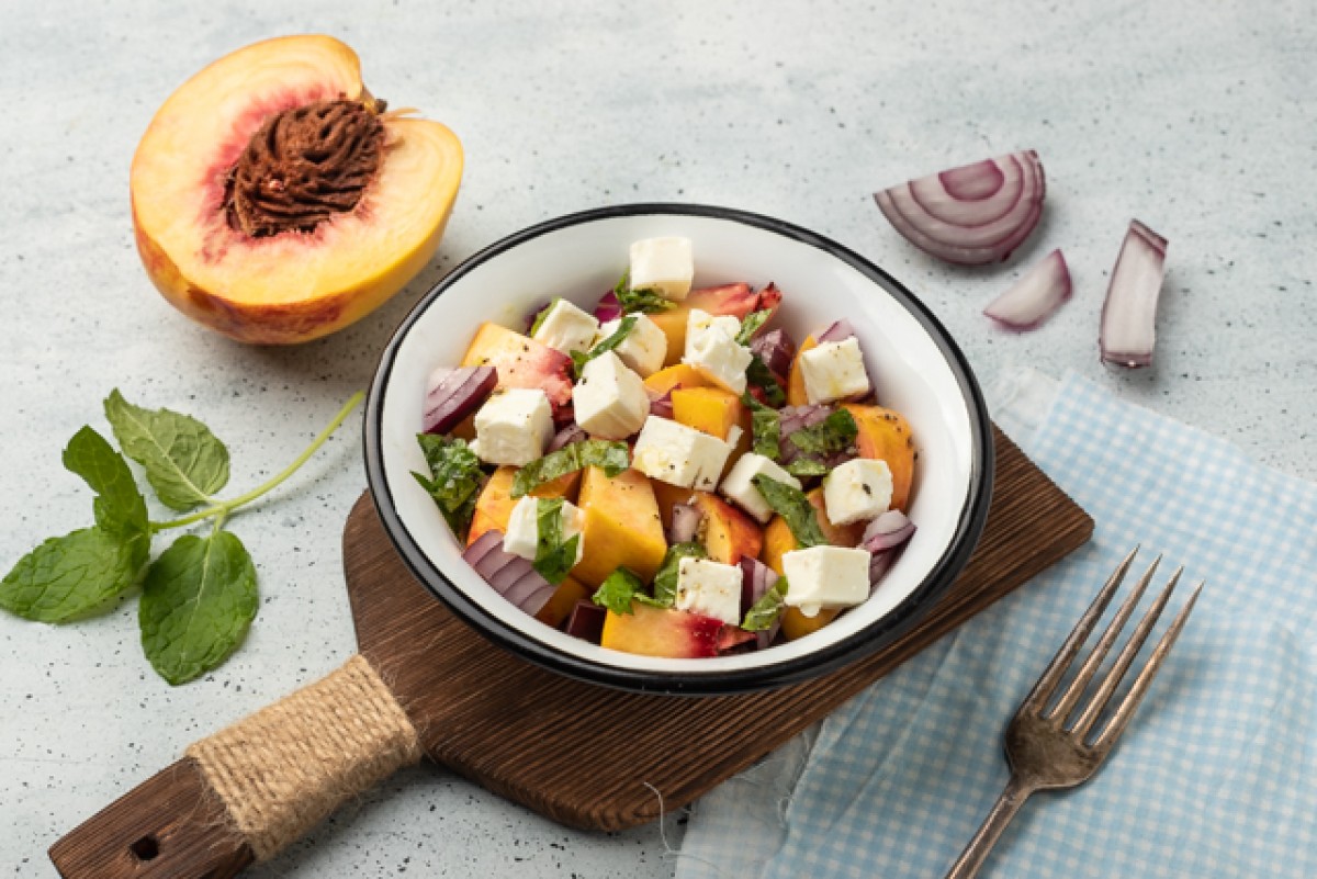 Nectarina con feta y menta