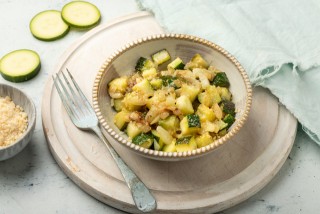 Calabacín frito con ajo y queso parmesano