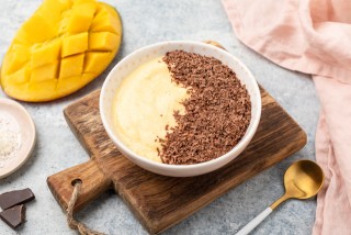 Yogur de mango-coco con chispas de chocolate