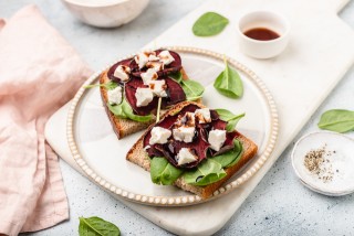 Emparedado con feta, remolacha y espinacas