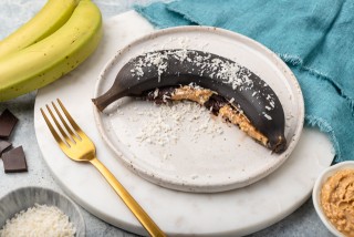 Plátano horneado con mantequilla de maní y chocolate