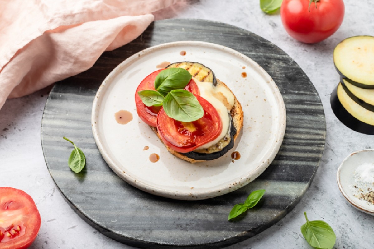 Emparedado con berenjena a la parilla, tomate y mozzarella