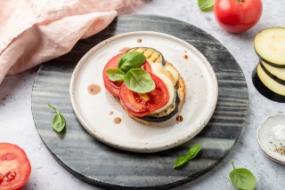 Emparedado con berenjena a la parilla, tomate y mozzarella