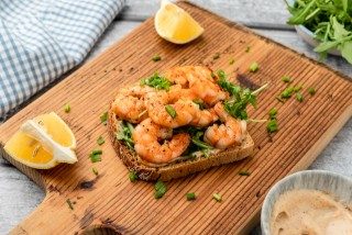 Emparedado con mayonesa de chile, camarones y rúcula