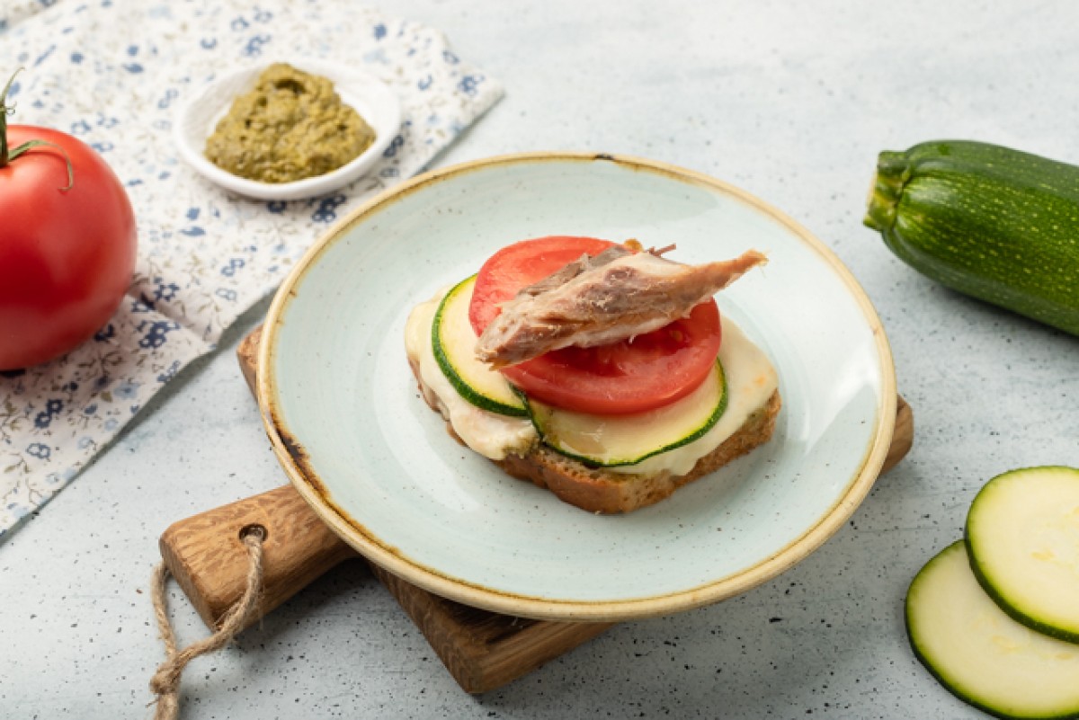 Toast with pesto, mackerel and mozzarella