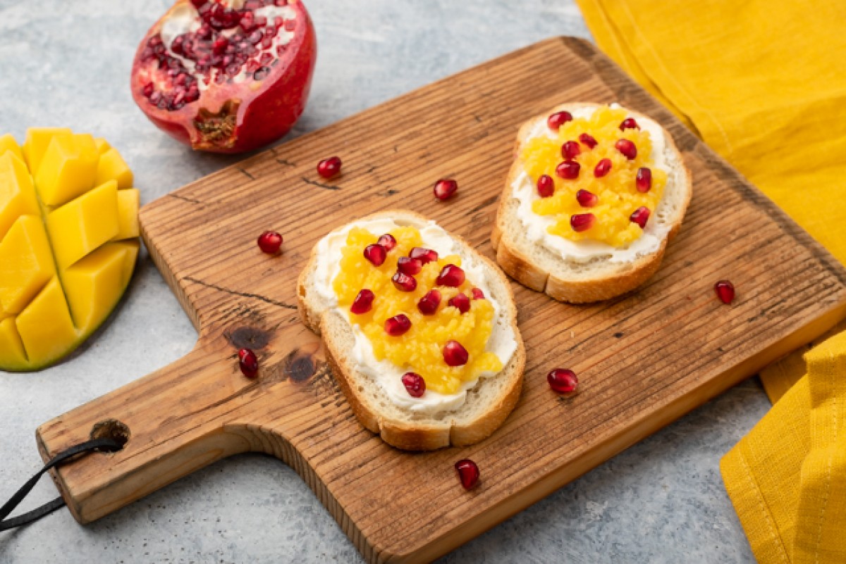Toast with mascarpone, mango mousse and pomegranate