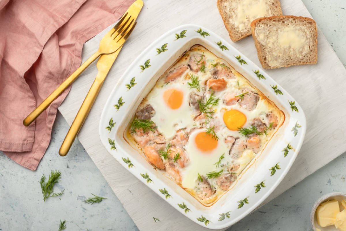 Eieren gebakken met zalm en dille
