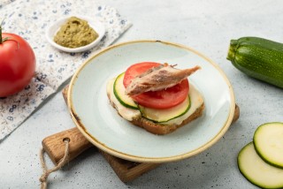Toast met pesto, makreel en mozzarella