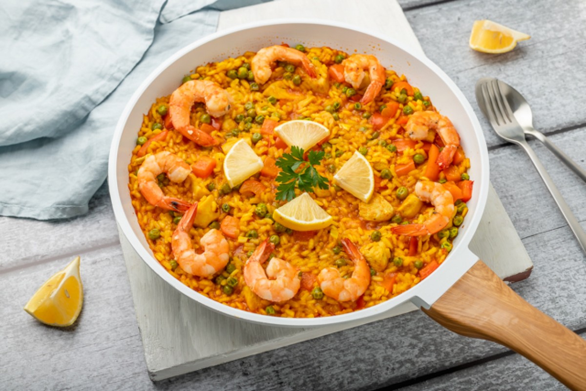 Paella au poulet et aux crevettes