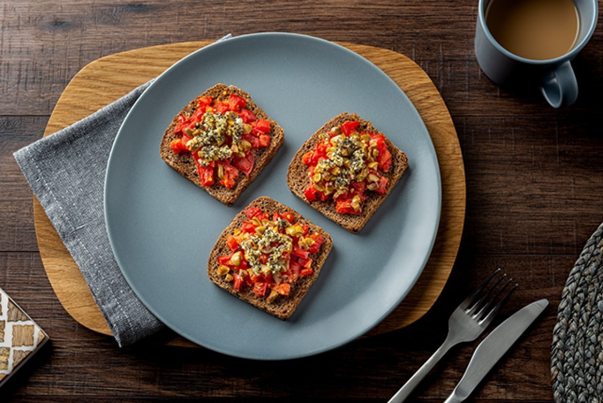 Bruschetta al pomodoro con olive e aglio
