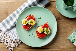 Panino con uovo, pepe ed erba cipollina
