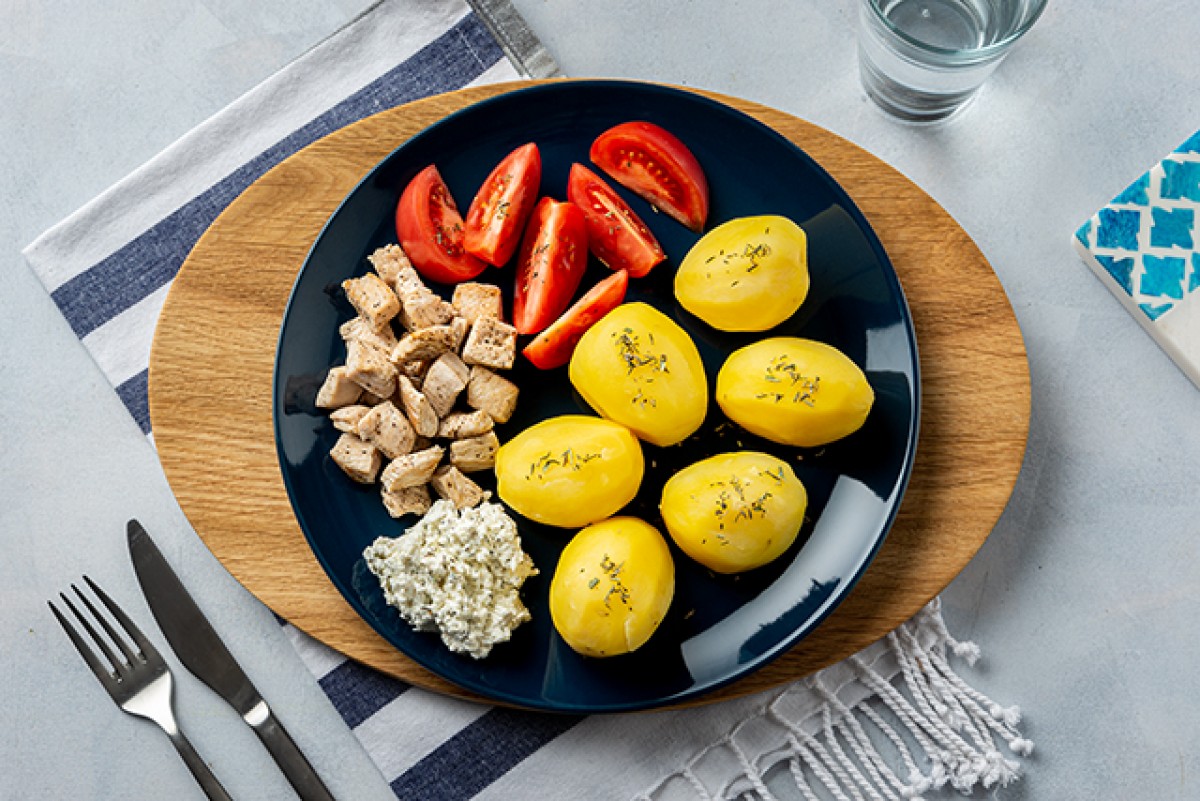 Turkey pieces with tomatoes and cottage cheese dip