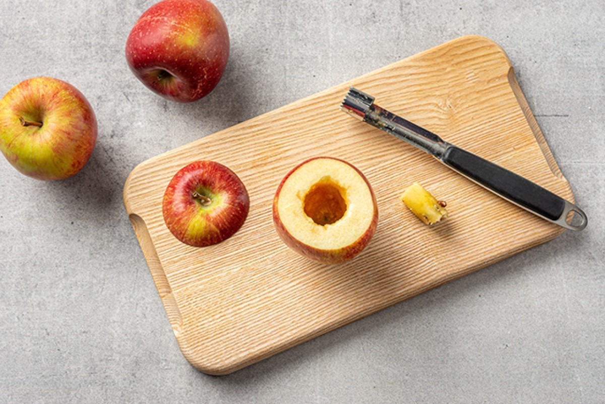 Steamed apples with almonds