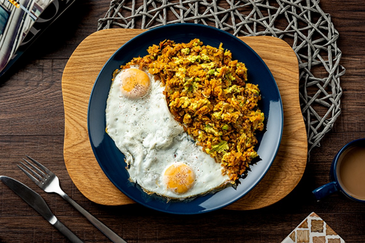 Fried egg with sweet potato and guacamole