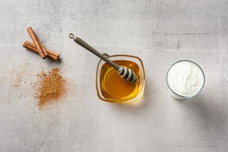 Yoghurt with honey and cinnamon