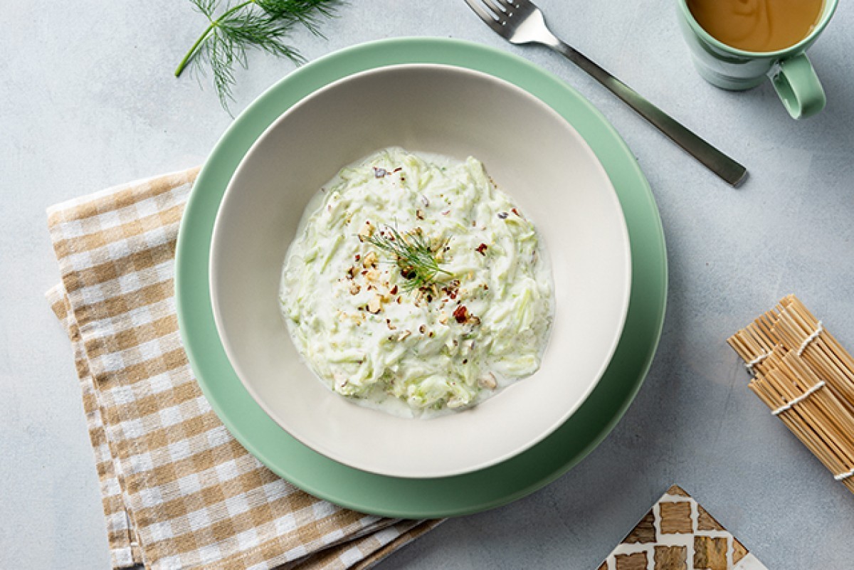 Yogur con pepino y nueces