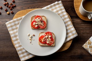 Emparedado con tomate y nueces
