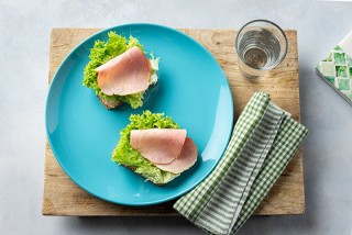 Emparedado con lechuga y jamón