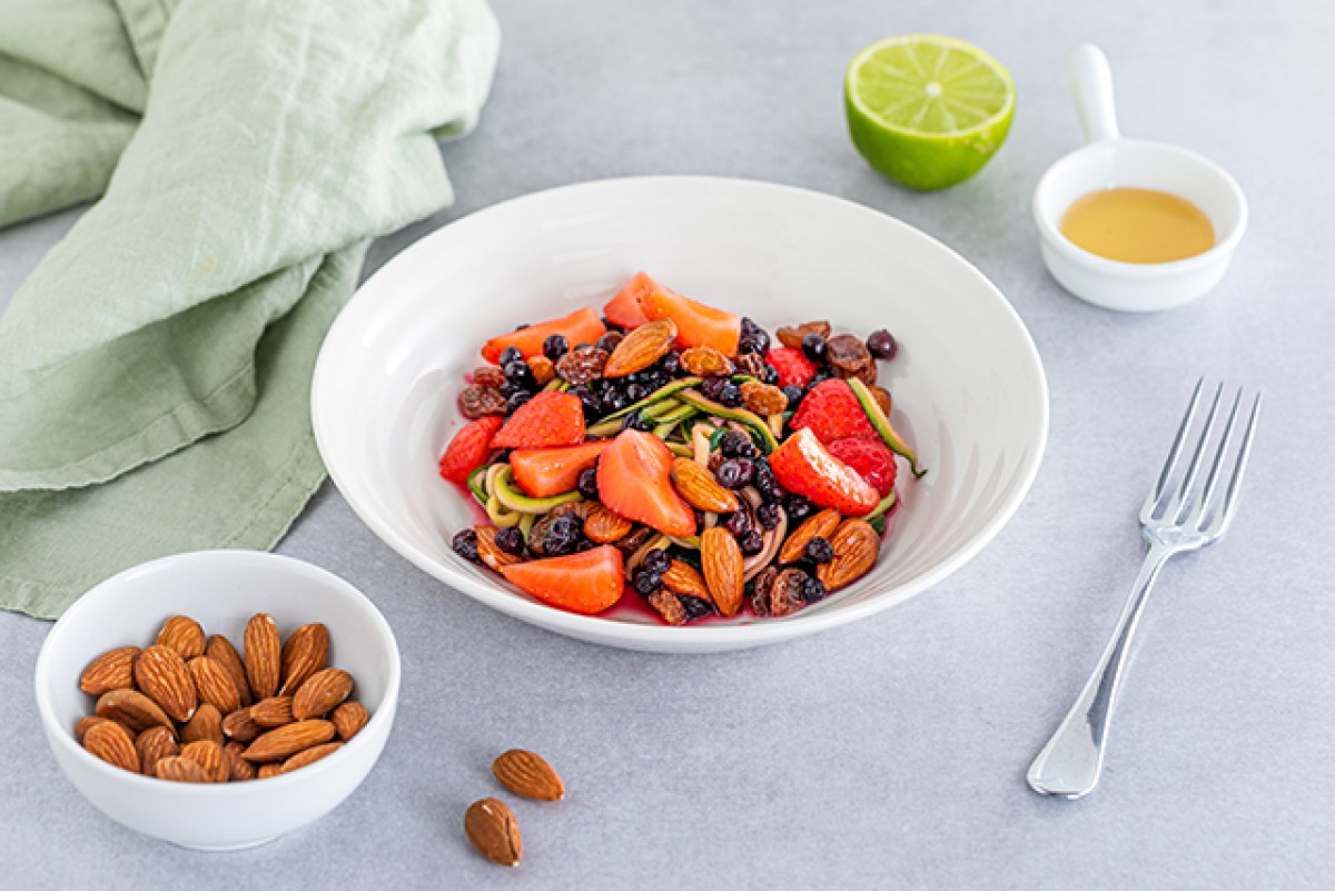 Salade de courgette et de fruits avec la vinaigrette au citron vert