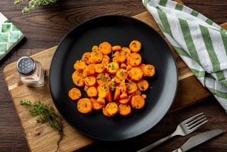Roast carrot with honey, thyme and garlic