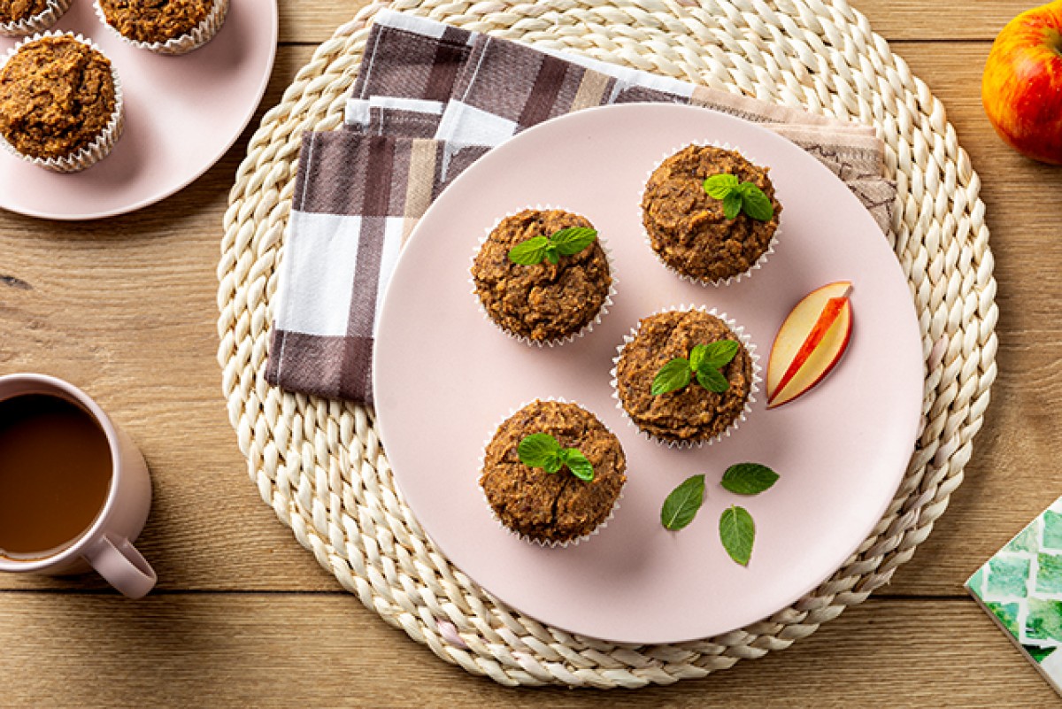 Apple and raisin muffins with flax seeds