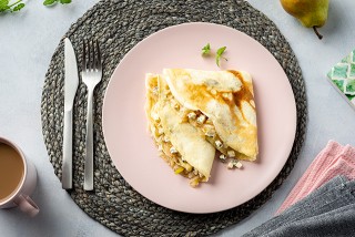 Pancakes with pears and blue cheese