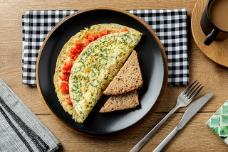 Omelette with tomatoes, bread