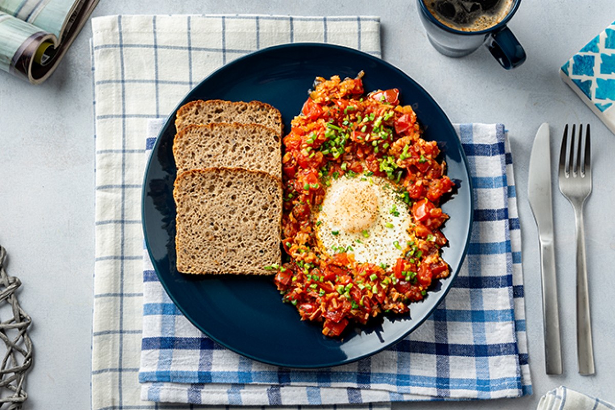 Shakshuka with tomatoes and ham