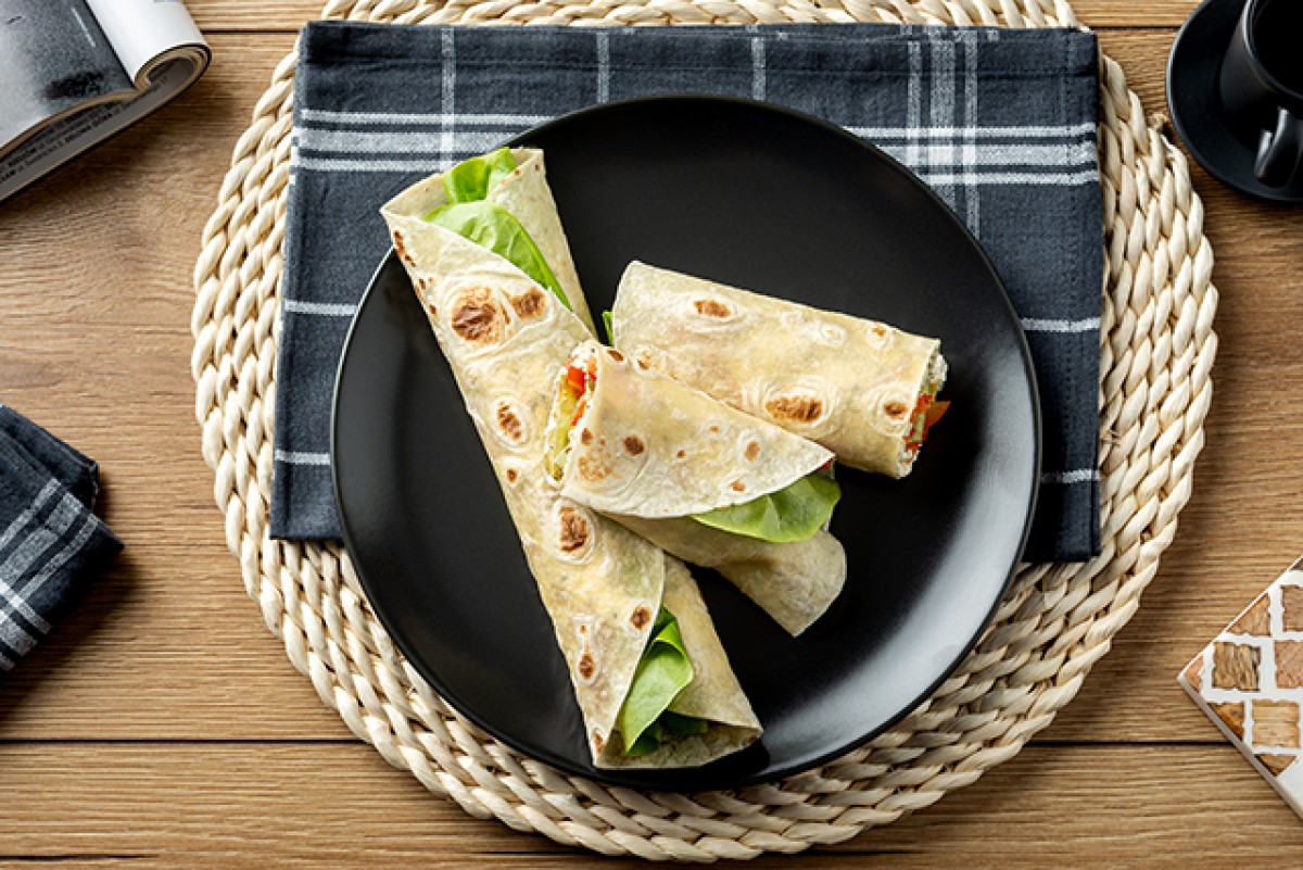 Tortilla with cottage cheese, peppers and olives