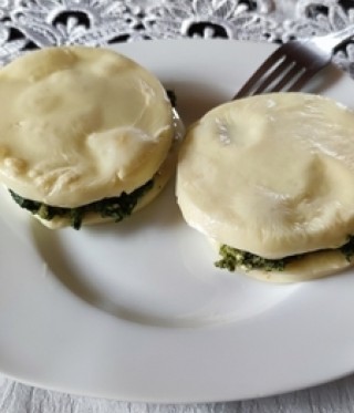 Serowe pierogi ze szpinakiem i serem feta