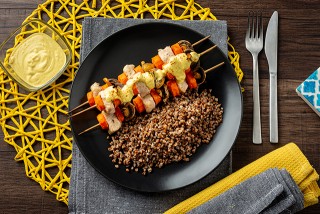 Brochettes de dinde à l'indienne avec du yaourt au curry