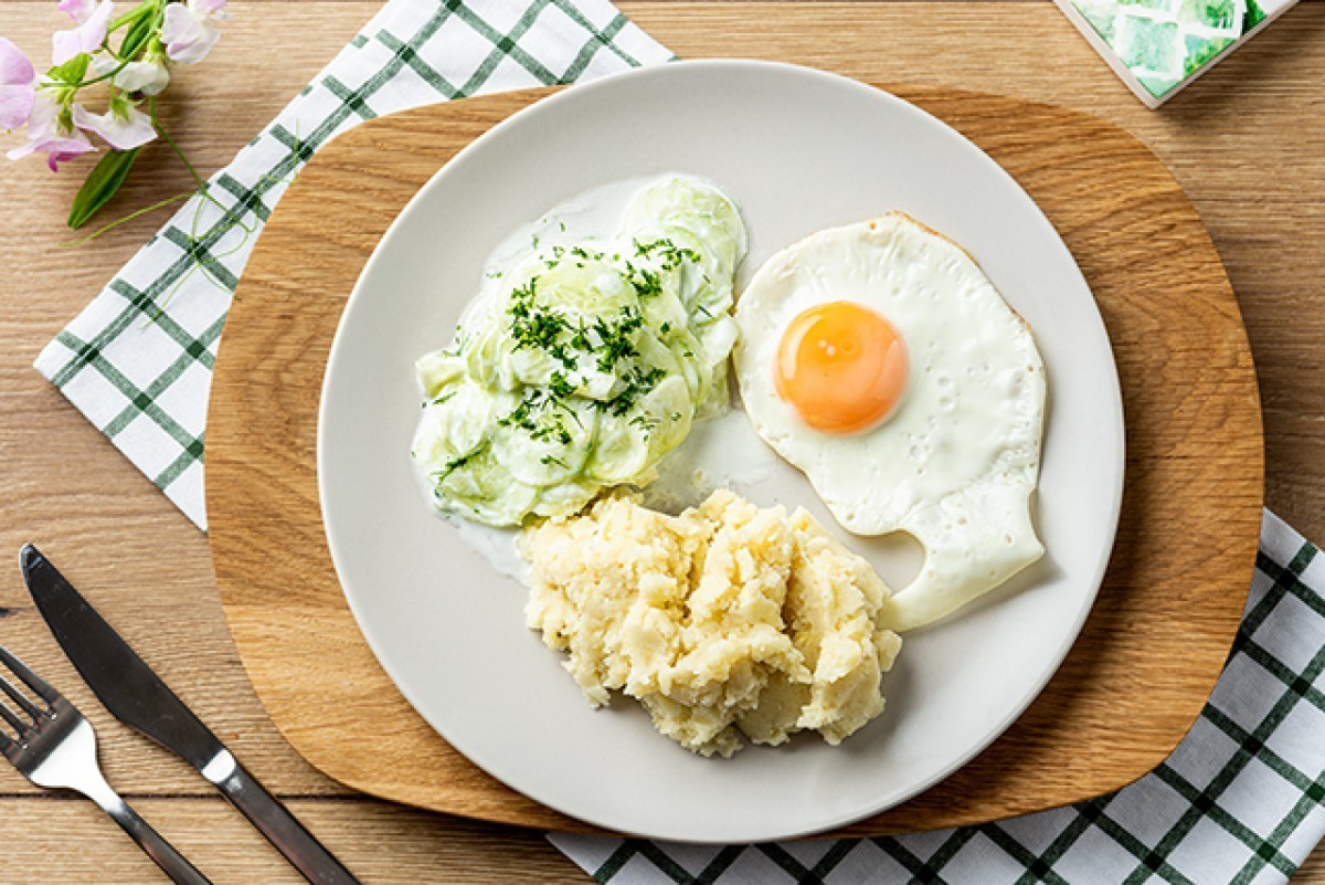 Œuf au plat accompagné de mizeria (salade de concombre) et de purée de pommes de terre